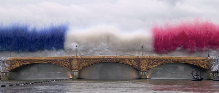 Atletas recorren el río Sena durante la apertura de los Juegos Olímpicos de París 2024