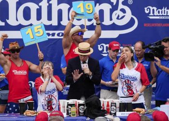 Mujer come 51 hot dogs en 10 minutos y gana concurso anual de Nueva York