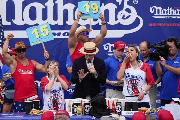 Mujer come 51 hot dogs en 10 minutos y gana concurso anual de Nueva York