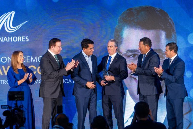 Bancos Popular, BHD y Reserva reconocen trabajo de David Collado en Turismo