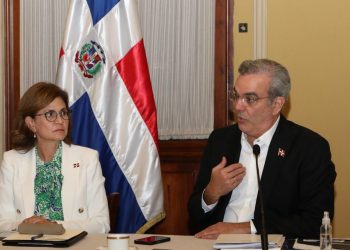 Abinader regresa de Panamá y encabeza reunión con organismos de socorro ante paso Beryl