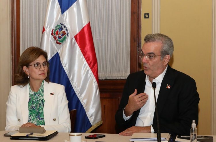 Abinader regresa de Panamá y encabeza reunión con organismos de socorro ante paso Beryl