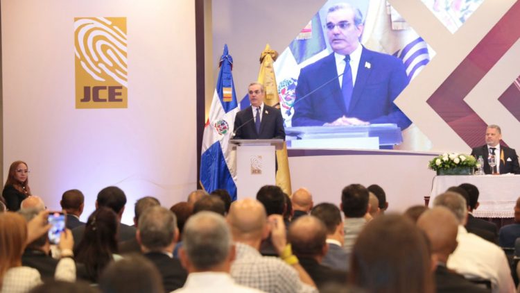 Abinader se compromete a continuar impulsando las reformas que necesite el país