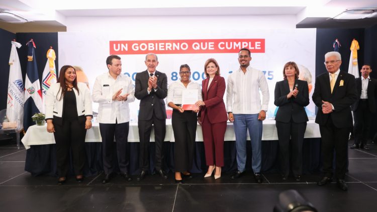 Gobierno dominicano inicia entrega de becas nacionales a miles de jóvenes meritorios