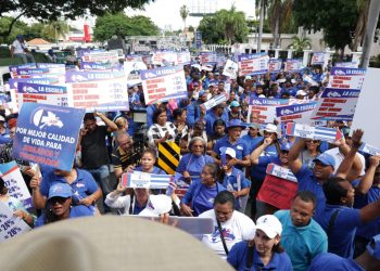 Cientos de maestros protestan frente al Ministerio de Educación