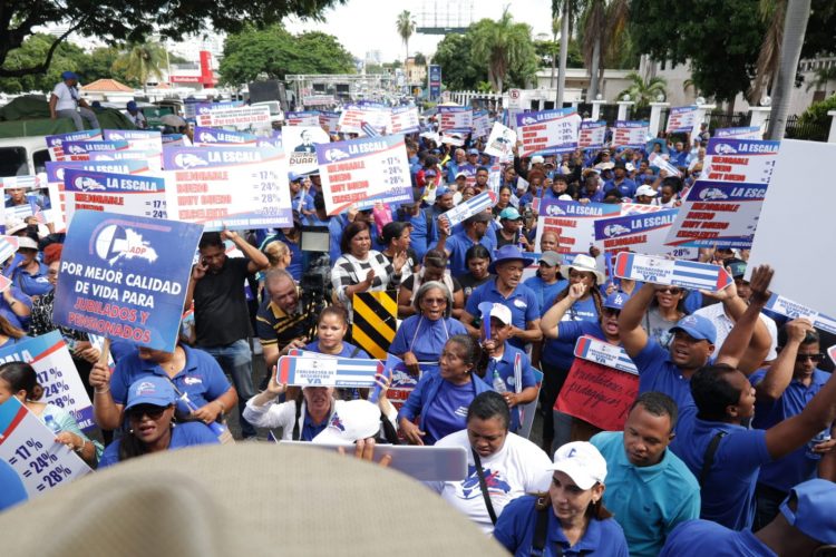 Cientos de maestros protestan frente al Ministerio de Educación