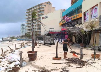 Beryl abandona tierra pero continúa provocando lluvias torrenciales en México