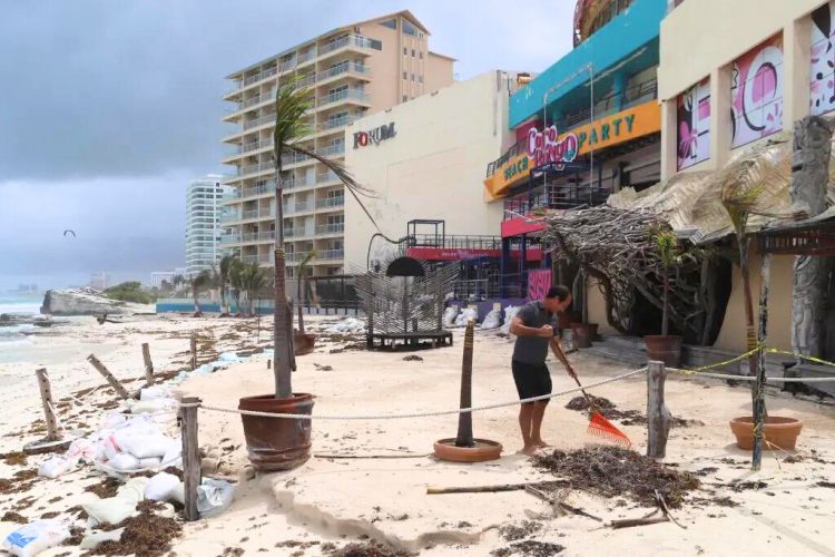 Beryl abandona tierra pero continúa provocando lluvias torrenciales en México