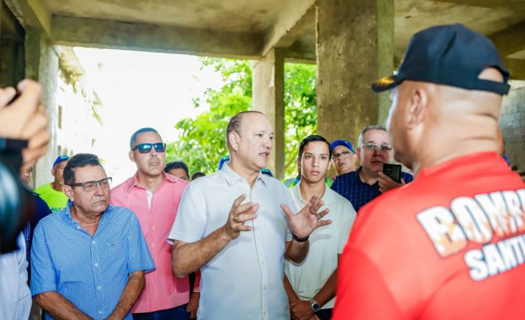 Ulises Rodríguez anuncia terminación del edificio del Cuerpo de Bomberos de Santiago