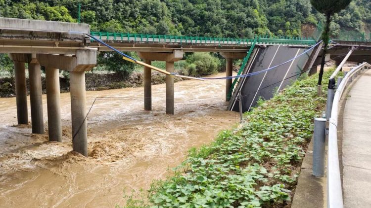 Al menos once muertos tras el colapso de un puente en el centro de China