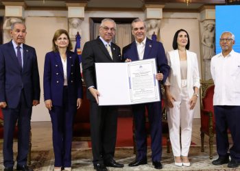 Presidente Abinader entrega Premio a la Excelencia Magisterial 2024 a cinco docentes