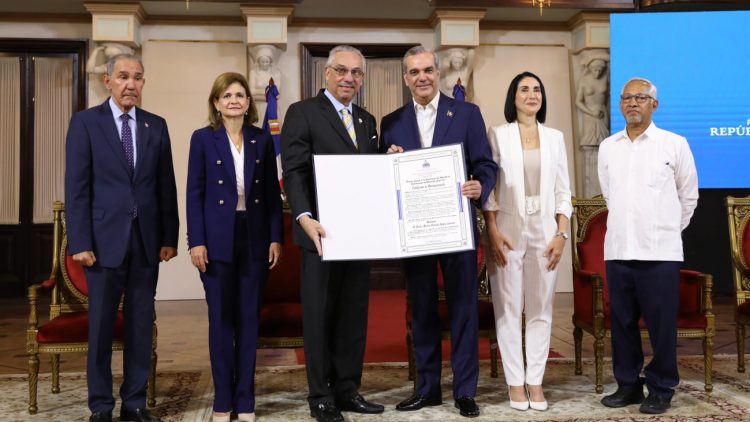 Presidente Abinader entrega Premio a la Excelencia Magisterial 2024 a cinco docentes