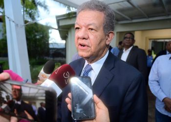 Leonel Fernández regresa al país tras observación electoral de elecciones en Venezuela