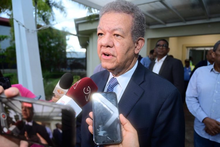 Leonel Fernández regresa al país tras observación electoral de elecciones en Venezuela