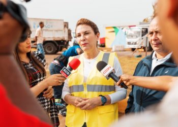 Carolina Mejía realiza jornada de limpieza en Malecón de Santo Domingo tras el paso de Beryl