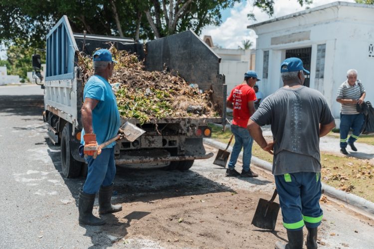 Alcaldía DN refuerza el acondicionamiento de cementerios por el Día de los Padres