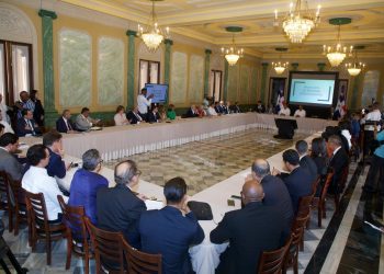 Gobierno continúa el diálogo y celebra reunión con abogados para tratar reforma constitucional