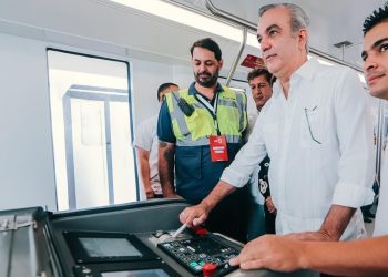 Abinader conduce primera prueba dinámica con pasajeros del Monorriel de Santiago