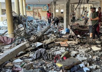 Sube a más de 100 el número de muertos por ataque israelí contra una escuela en Gaza