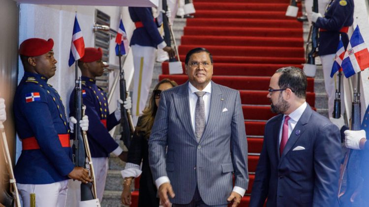 Presidente de Surinam llega al país para asistir a juramentación de Luis Abinader