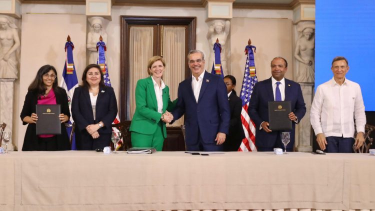 Banreservas otorgará hasta US$84 millones en préstamos a emprendedoras con la garantía de la DFC