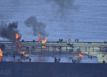 Un barco petrolero griego sigue en llamas tras el ataque de los hutíes en el Mar Rojo