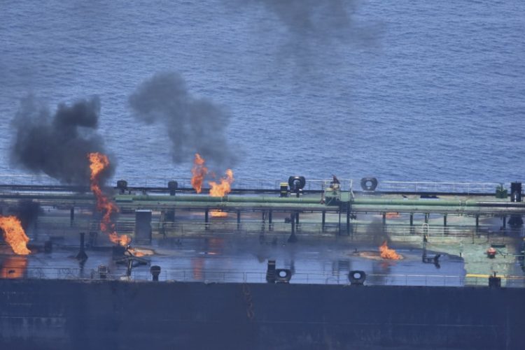 Un barco petrolero griego sigue en llamas tras el ataque de los hutíes en el Mar Rojo