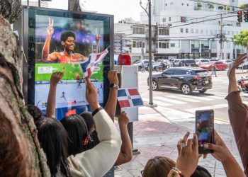 Signmaster hace historia con transmisión de carrera olímpica en vallas