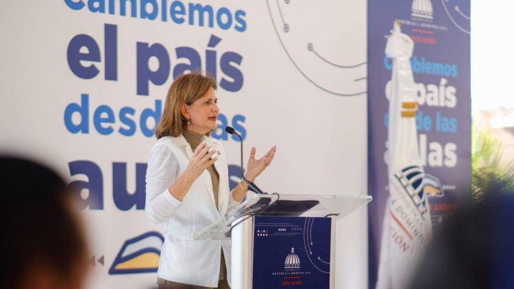 Raquel Peña destaca la educación como la pieza esencial para el desarrollo nacional