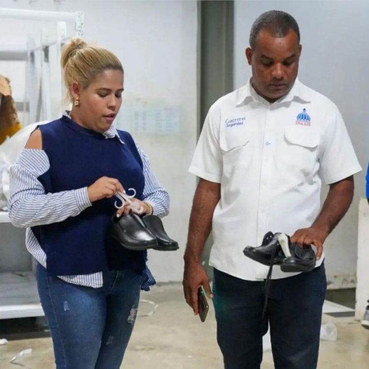 Inabie investiga venta de zapatos con su logo en una tienda de Villa Mella