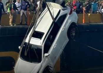 Vehículo cae en aguas del río Ozama desde el Puente Flotante