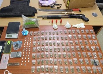 Incautan escopeta, chaleco antibalas y drogas durante allanamientos en Santiago