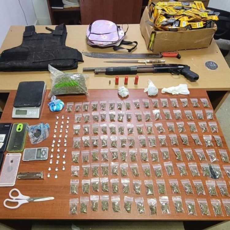 Incautan escopeta, chaleco antibalas y drogas durante allanamientos en Santiago