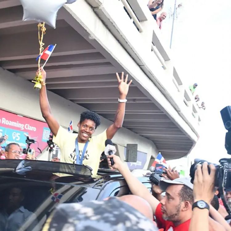 Cientos de dominicanos dan eufórica bienvenida a los medallistas olímpicos