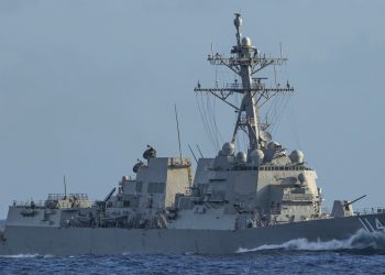 China condena el paso de un buque militar de EE.UU. por el estrecho de Taiwán.