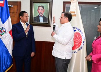 Julio César Valentín es juramentado como nuevo superintendente de Seguros