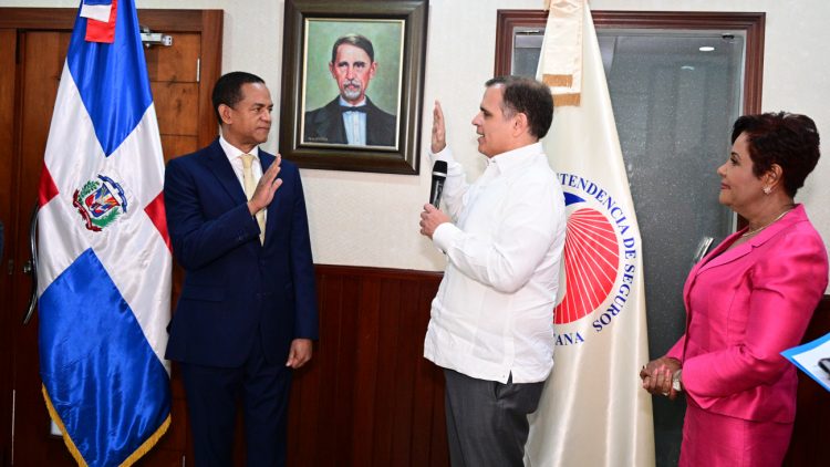 Julio César Valentín es juramentado como nuevo superintendente de Seguros