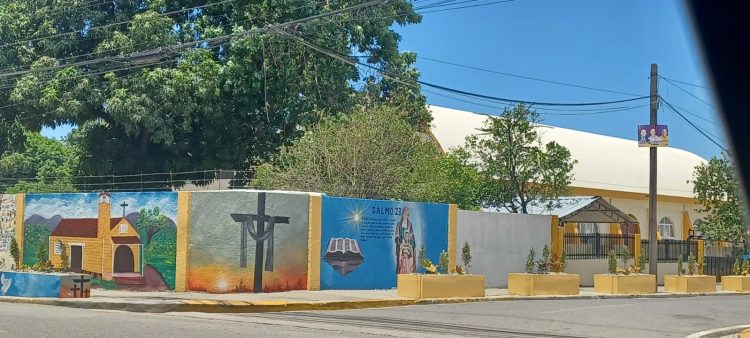 Privados de libertad realizan labores de embellecimiento junto a la Alcaldía de Navarrete