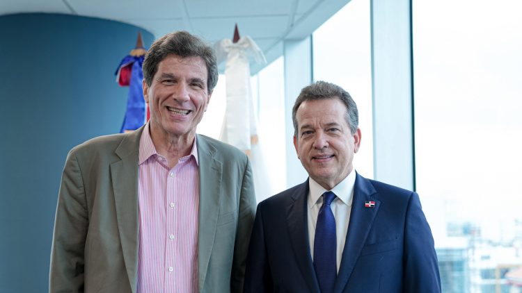 Ministro Víctor Bisonó recibe visita del subsecretario de Estado de EE.UU.
