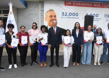 Mescyt entrega 404 becas a alumnos que cursarán programas de maestrías en diferentes partes del mundo