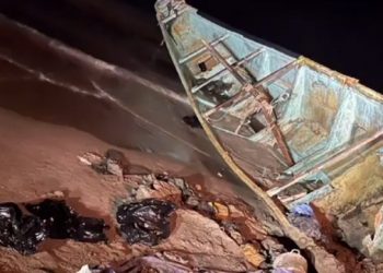 Encuentran otras dos osamentas en embarcación que llegó de África