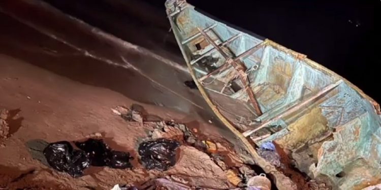 Encuentran otras dos osamentas en embarcación que llegó de África