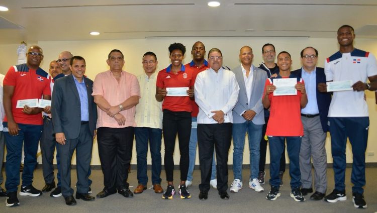 Gobierno entrega incentivos a medallistas olímpicos de París 2024