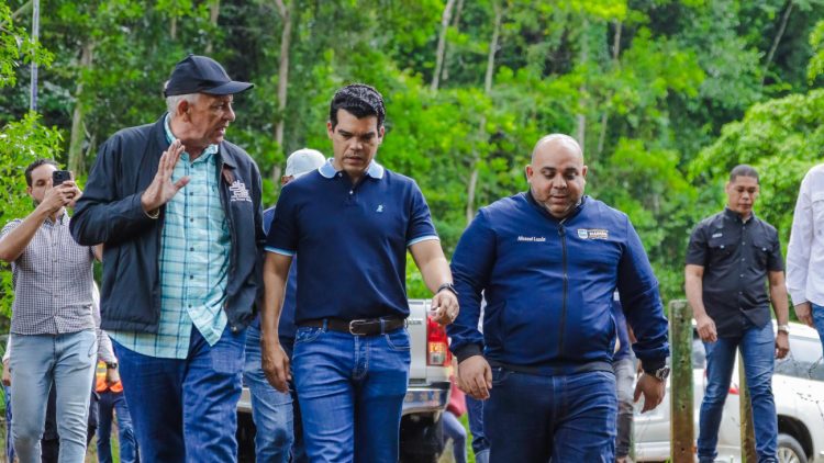 Wellington Arnaud encabeza prueba de nueva fuente de agua en Maimón