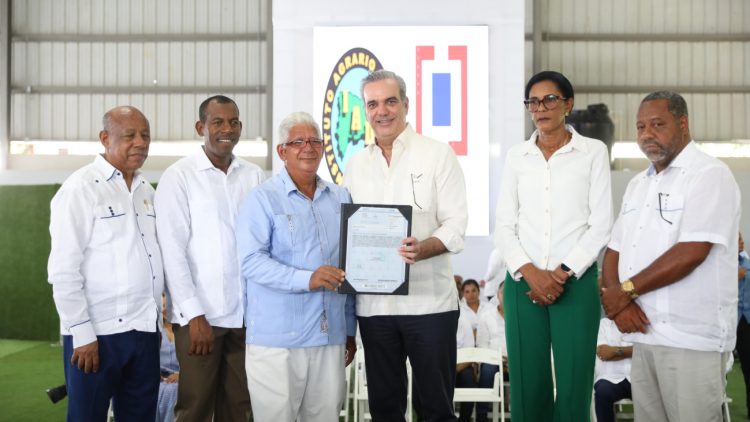 Presidente Abinader entrega 723 títulos de propiedad en Nisibón