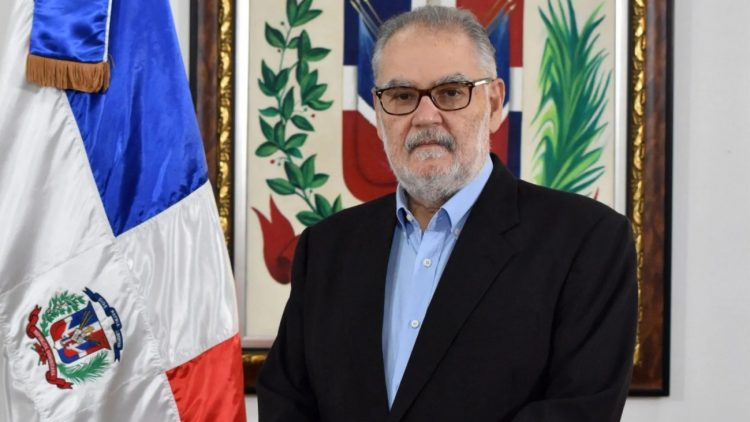 Abinader designa a Miguel Ceara Hatton como superintendente de Salud y Riesgos Laborales