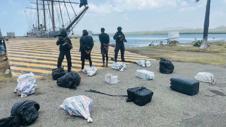 Atrapan lancha con dos hombres y un cargamento de presuntas drogas en Peravia