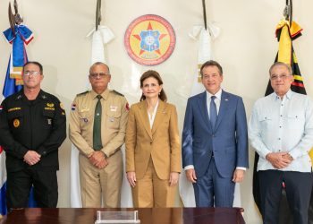 Vicepresidenta Raquel Peña encabeza entrega de 13 camionetas al Ceccom