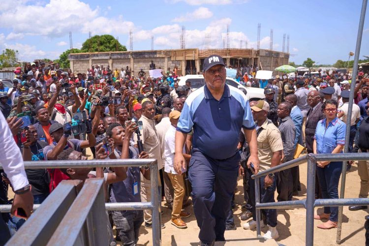 Primer ministro de Haití visita el polémico canal en el río Masacre