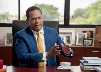 Abinader designa a Julio César Valentín como superintendente de Seguros